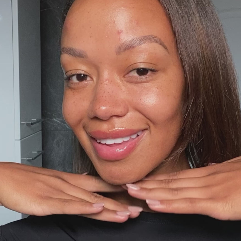 Maggie Smith showing how she applies Soft Brow Powder Duo by Wunderbrow